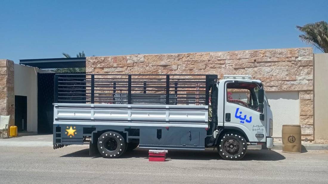 شركة نقل عفش بالرياض تنقل كنبة داخل شاحنة مجهزة